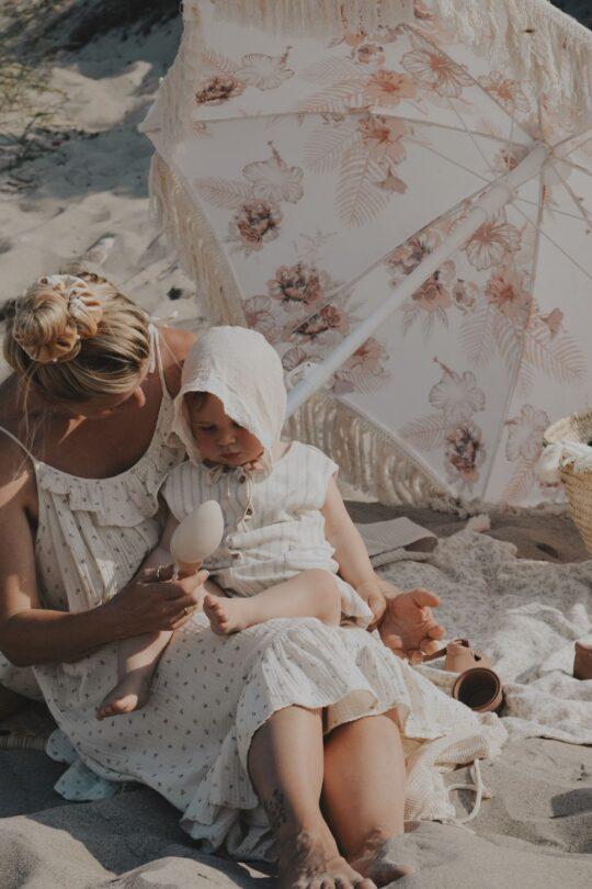 Lilli-Marleen Imagebild Strand Mama mit Baby
