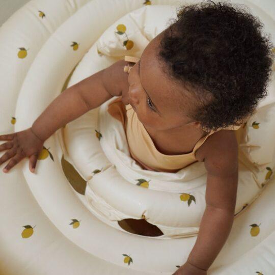 Konges Slojd Schwimmring für babys lemon mit Kind