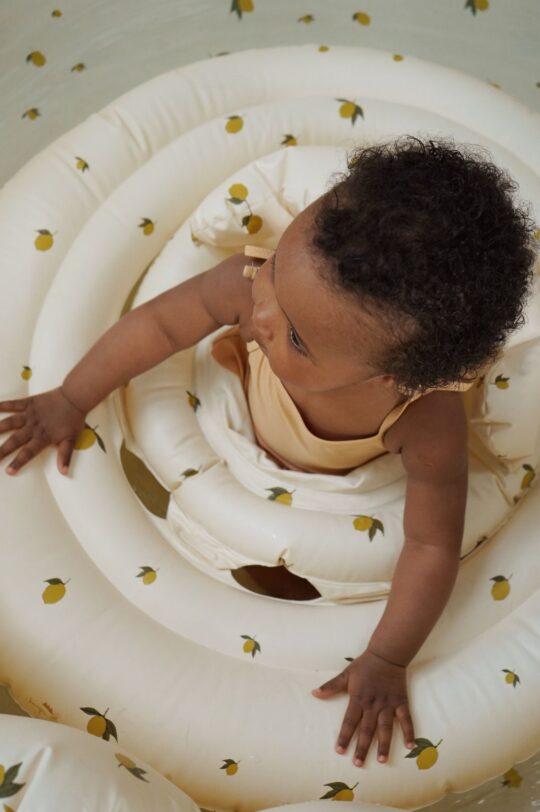 Konges Slojd Schwimmring für babys lemon mit Kind