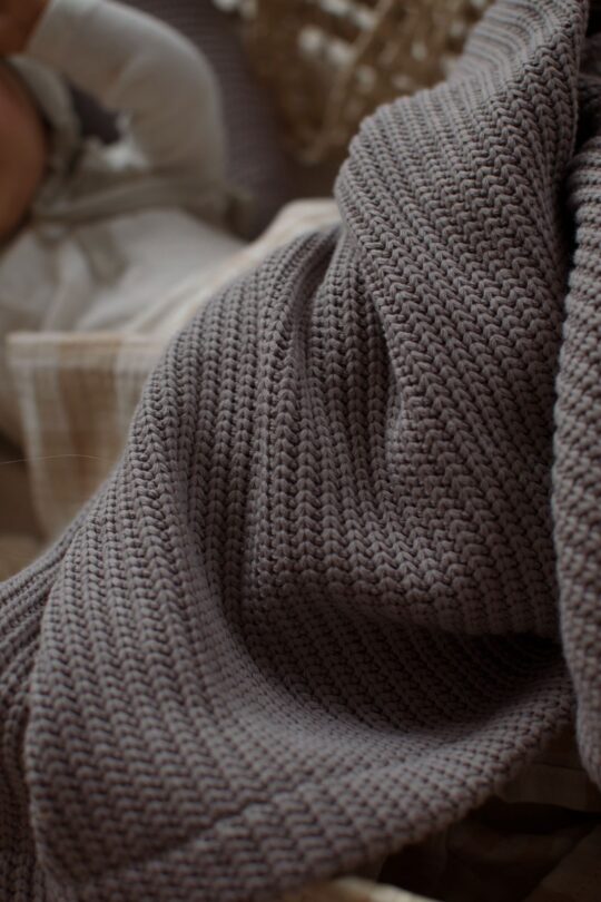 Strickdecke *Cotton knitted* - taupe Detail