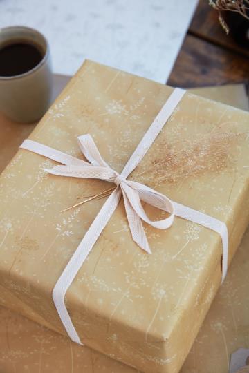 IB Laursen Geschenkpapier Mustard Grass and Umbels Details