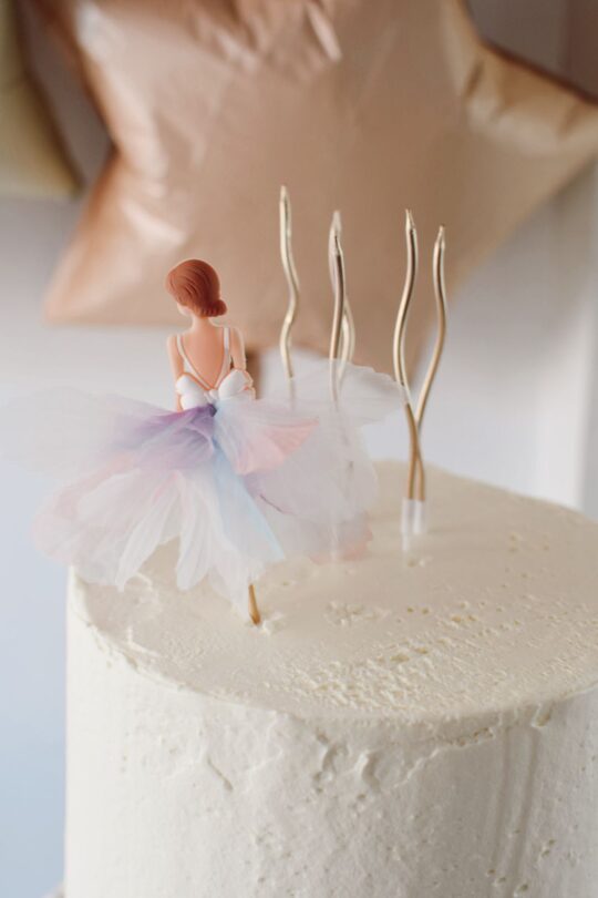 Cake Topper *Ballerina* mit Tüllrock Regenbogen