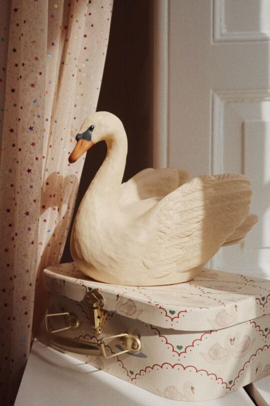 Konges Sløjd Schwan-Lampe *Swan lamp*, beige Fenster