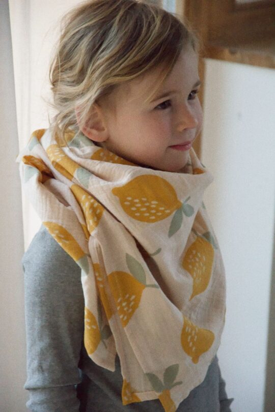 MUSSELIN KUSCHEL-/HALSTUCH *Lemon* Girl seitlich