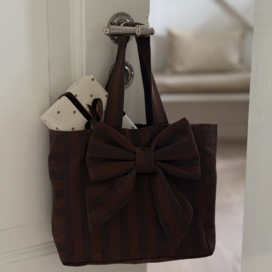 Tine K home Schleifen Geschenktasche gestreift *Brown* Tür